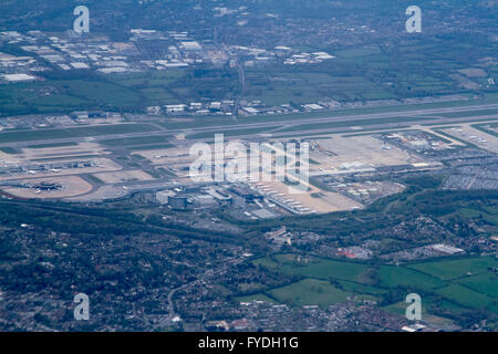 London UK. 25. April 2016.  Luftaufnahme von Gatwick Flughafen an einem bewölkten Tag als Regen dürfte in London Credit: Amer Ghazzal/Alamy Live-Nachrichten Stockfoto