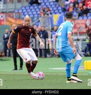 Stadion Olimpico, Rom, Italien. 25. April 2016. Serie A-Fußball-Liga. AS Rom gegen Napoli. Radja Nainggolan in Aktion Credit: Action Plus Sport/Alamy Live News Stockfoto