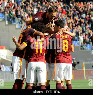 Stadion Olimpico, Rom, Italien. 25. April 2016. Serie A-Fußball-Liga. AS Rom gegen Napoli. Feier für das Ziel von Radja Nainggolan Roma Kredit: Action Plus Sport/Alamy Live News Stockfoto