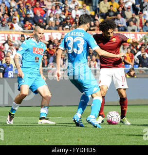 Stadion Olimpico, Rom, Italien. 25. April 2016. Serie A-Fußball-Liga. AS Rom gegen Napoli. Mohamed Salah und Albiol Herausforderung für den Ball Credit: Action Plus Sport/Alamy Live News Stockfoto