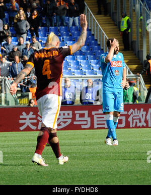 Stadion Olimpico, Rom, Italien. 25. April 2016. Serie A-Fußball-Liga. AS Rom gegen Napoli. Feier für das Ziel von Radja Nainggolan Roma Kredit: Action Plus Sport/Alamy Live News Stockfoto