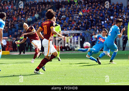 Stadion Olimpico, Rom, Italien. 25. April 2016. Serie A-Fußball-Liga. AS Rom gegen Napoli. Radja Nainggolan Scorres für Roma-Credit: Action Plus Sport/Alamy Live News Stockfoto