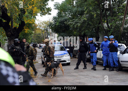 Buenos Aires, Argentinien. 25. April 2016. Mitglieder der Sicherheit Kräfte Wache stehen an der Stelle, wo eine Operation in Buenos Aires, der Hauptstadt von Argentinien, am 25. April 2016 durchgeführt wird. Laut lokalen Presseberichten statt mindestens drei Straftäter eine Frau und ihre drei Kinder als Geiseln für mindestens fünf Stunden. Sicher wurden die Geiseln freigelassen, nachdem Dutzende von Polizisten ein Sicherheitsvorgang durchgeführt. © Analia Garelli/TELAM/Xinhua/Alamy Live-Nachrichten Stockfoto