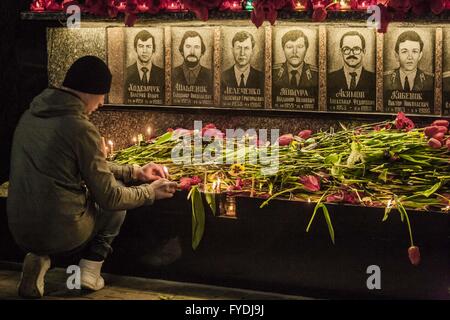 Slavutych, Kiew, Ukraine. 26. April 2016. Man legt eine Kerze in der Gedenkstätte zu Chernobyl Feuerwehrleute in Slavutych, Ukraine, während der Zeremonie den 30. Jahrestag der Reaktorkatastrophe von Tschernobyl. Slawutytsch ist eine Stadt im Norden der Ukraine waren die meisten Beschäftigten der Chernobyl Atomkraftwerk wurden nach der Katastrophe verlagert. © Celestino Arce/ZUMA Draht/Alamy Live-Nachrichten Stockfoto