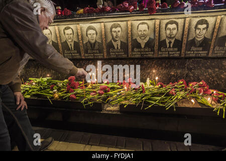 Slavutych, Kiew, Ukraine. 26. April 2016. Man legt eine Kerze in der Gedenkstätte zu Chernobyl Feuerwehrleute in Slavutych, Ukraine, während der Zeremonie den 30. Jahrestag der Reaktorkatastrophe von Tschernobyl. Slawutytsch ist eine Stadt im Norden der Ukraine waren die meisten Beschäftigten der Chernobyl Atomkraftwerk wurden nach der Katastrophe verlagert. © Celestino Arce/ZUMA Draht/Alamy Live-Nachrichten Stockfoto