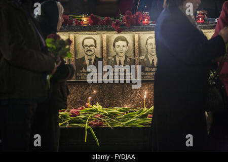 Slavutych, Kiew, Ukraine. 26. April 2016. Menschen marschieren mit Respekt verlassen Blumen am Denkmal an Chernobyl Feuerwehrleute in Slavutych, Ukraine, während der Zeremonie den 30. Jahrestag der Reaktorkatastrophe von Tschernobyl. Slawutytsch ist eine Stadt im Norden der Ukraine waren die meisten Beschäftigten der Chernobyl Atomkraftwerk wurden nach der Katastrophe verlagert. © Celestino Arce/ZUMA Draht/Alamy Live-Nachrichten Stockfoto