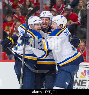 Chicago, Illinois, USA. 17. April 2016. -Blues (L-R) #17 Jaden Schwartz feiert sein Tor mit Teamkollegen #20 Alexander Steen und #91 Vladimir Tarasenko während der National Hockey League Stanley Cup Playoff-Spiel zwischen den Chicago Blackhawks und den St. Louis Blues im United Center in Chicago, IL Mike Wulf/CSM/Alamy Live News Stockfoto