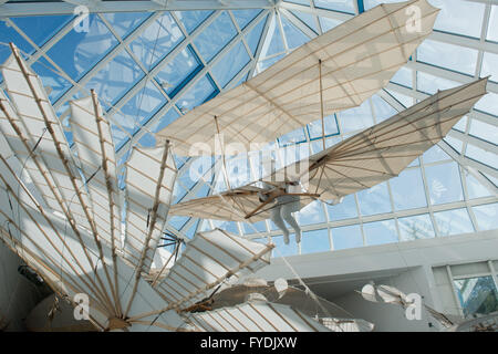 Anklam, Deutschland. 22. April 2016. Ein Nachbau des historischen Flugmaschine die Otto-Lilienthal-Museum in Anklam, Deutschland, 22. April 2016 entnehmen. 125 Jahre nach Otto Lilienthals Erstflug und 120 Jahre nach seinem Sturz, Forscher wollen die Flugmaschine Lilienthal in einem Wind-Kanal testen. Mitarbeiter und das Lilienthal-Museum in Anklam sind die Flugmaschine nach Originalplänen neu. Foto: STEFAN SAUER/Dpa/Alamy Live News Stockfoto