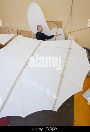 Anklam, Deutschland. 22. April 2016. Der Direktor des Museums Otto Lilienthal, Bernd Lukasch, baut eine Flugmaschine nach Plänen von Otto Lilienthal (1848-1896) in Anklam, Deutschland, 22. April 2016. 125 Jahre nach Otto Lilienthals Erstflug und 120 Jahre nach seinem Sturz, Forscher wollen die Flugmaschine Lilienthal in einem Wind-Kanal testen. Mitarbeiter und das Lilienthal-Museum in Anklam sind die Flugmaschine nach Originalplänen neu. Foto: STEFAN SAUER/Dpa/Alamy Live News Stockfoto