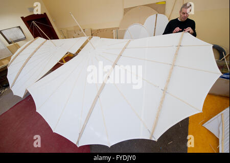 Anklam, Deutschland. 22. April 2016. Der Direktor des Museums Otto Lilienthal, Bernd Lukasch, baut eine Flugmaschine nach Plänen von Otto Lilienthal (1848-1896) in Anklam, Deutschland, 22. April 2016. 125 Jahre nach Otto Lilienthals Erstflug und 120 Jahre nach seinem Sturz, Forscher wollen die Flugmaschine Lilienthal in einem Wind-Kanal testen. Mitarbeiter und das Lilienthal-Museum in Anklam sind die Flugmaschine nach Originalplänen neu. Foto: STEFAN SAUER/Dpa/Alamy Live News Stockfoto