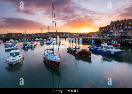 West Bay, Dorset, UK. 26. April 2016.  Großbritannien Wetter - Sonnenaufgang in West Bay Harbour auf Dorset Jurassic Coast.  West Bay ist einer der Standorte für die ITV-Serie Broadchurch - Bild: Graham Hunt Alamy Live News Stockfoto