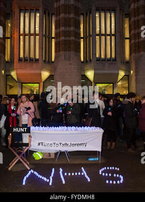 London, Vereinigtes Königreich - 25. April 2016: Candlelight Vigil von den Ärzten. Die Ärzte in der Ausbildung statt eine Candlelight Vigil außerhalb des Gesundheitsministeriums am Vorabend der ersten jemals voll aus Streik von Ärzten. Bildnachweis: Jane Campbell/Alamy Live-Nachrichten Stockfoto