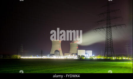 Blick auf das Gundremmingen Atomkraftwerk, gesehen aus Gundremmingen, Deutschland, 25. April 2016. Foto: MARC Müller/dpa Stockfoto