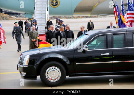 Stephan Weil und John B. Emerson bei der Ankunft von Barack Obama am Flughafen Hannover-Langenhagen. Langenhagen, 24.04.2016 Stockfoto