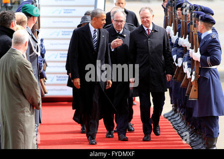 Stephan Weil nach der Ankunft von Barack Obama am Flughafen Hannover-Langenhagen. Langenhagen, 24.04.2016 Stockfoto