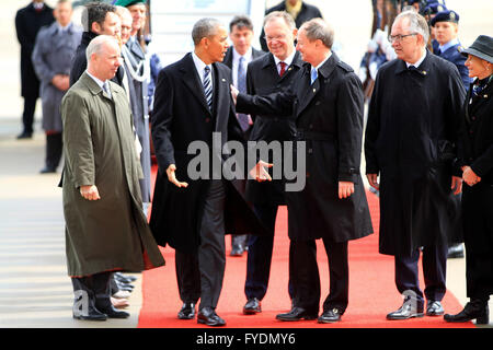Stephan Weil und John B. Emerson bei der Ankunft von Barack Obama am Flughafen Hannover-Langenhagen. Langenhagen, 24.04.2016 Stockfoto