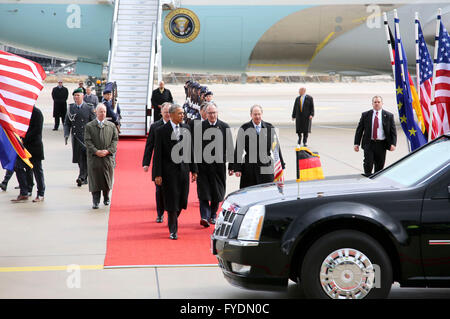 Stephan Weil und John B. Emerson bei der Ankunft von Barack Obama am Flughafen Hannover-Langenhagen. Langenhagen, 24.04.2016 Stockfoto