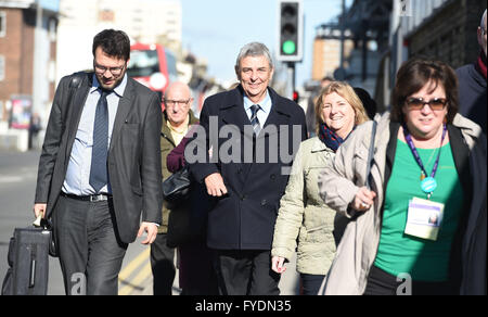 Brighton, UK. 26. April 2016. Dave Prentis General Secretary von Unison schließt sich Demonstranten und Ärzte außerhalb der Royal Sussex County Hospital in Brighton heute Morgen am ersten Morgen die Ärzte streiken alle aus für zwei Tage in England Credit: Simon Dack/Alamy Live News Stockfoto