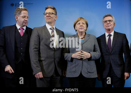 Bundeskanzlerin Angela Merkel, zweiter von rechts, posiert für Medien mit Hans-Georg Maaßen, links, Präsident des Bundesamt für Verfassungsschutz, Holger Muench, zweiter von links, Präsident von dem Bundeskriminalamt und Innenminister Thomas de Maiziere, rechts, wie sie für einen Besuch bei Deutschlands Joint Terrorismus Defense Center (Gemeinsames Terrorismusabwehrzentrum GTAZ), kommt in Berlin , Dienstag, 26. April 2016. Foto: MARKUS SCHREIBER/dpa Stockfoto