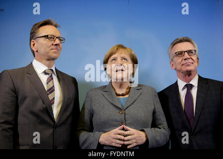 Bundeskanzlerin Angela Merkel, Center, posiert für Medien mit Holger Muench, links, Präsident von dem Bundeskriminalamt und Innenminister Thomas de Maiziere, richtig, wie sie für einen Besuch bei Deutschlands Joint Terrorismus Defense Center (Gemeinsames Terrorismusabwehrzentrum GTAZ), kommt in Berlin, Dienstag, 26. April 2016.  Foto: MARKUS SCHREIBER/dpa Stockfoto