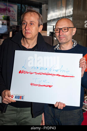 Montreuil, Frankreich, Olivier Ducastel und Jacques Martineau, französischer Filmemacher bei Präsentation der neuen Gay AIDS Thema Film, "Théo & Hugo im selben Boot" im Kino Mé-Lügen, Protest-Schild "Homophobie ist tödlich" Stockfoto