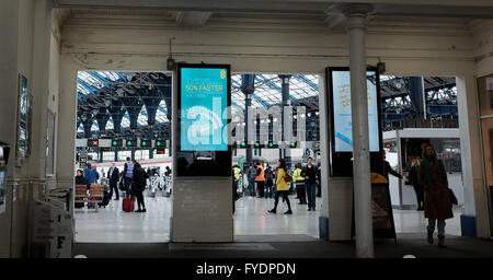 Brighton UK 26. April 2016 - die Szene am Bahnhof Brighton als Mitglieder der RMT Union halten einen Streik über südlichen GTR Vorschlag einige Dirigenten von Zügen zu entfernen Stockfoto