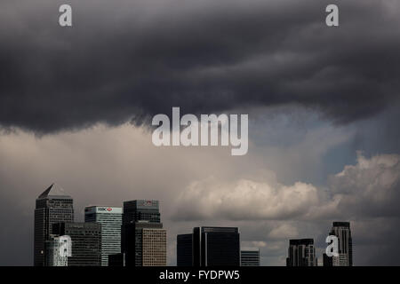 London, UK. 26. April 2016. UK-Wetter: dunkle Wolken und regnerischen Himmel über Canary Wharf Business park Gebäude Credit: Guy Corbishley/Alamy Live News Stockfoto