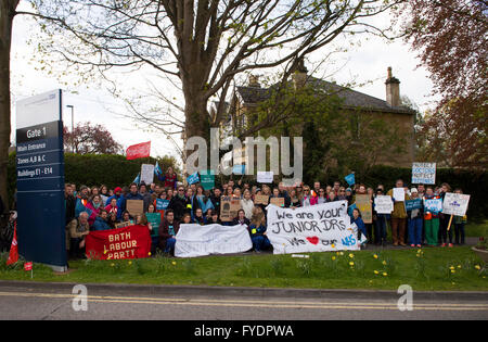 Bath, Großbritannien. 26. April 2016. Bath, Großbritannien. 26. April 2016. Ärzte in der Ausbildung außerhalb der Royal United Hospital in Bath. Sie sind in den Streik gegen neue Verträge, die ihnen durch das Department of Health. Bildnachweis: Beata Cosgrove/Alamy Live-Nachrichten Stockfoto