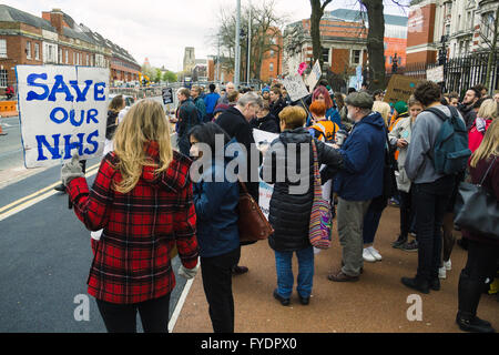 Manchester, UK. 26. April 2016. Ärzte streiken außerhalb Manchester Royal Infirmary, UK Credit: Cristina Pedreira/Alamy Live News Stockfoto