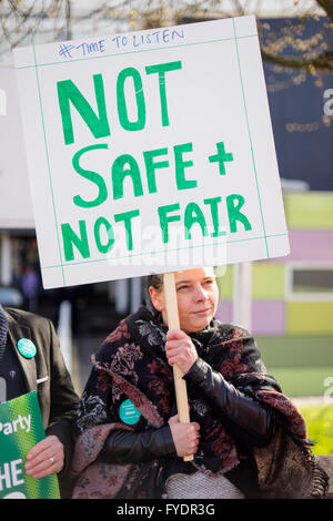 Luton, UK, 26. April 2016. Frau mit einem Schild zu lesen "nicht sichere + nicht fair" unterstützt die Ärzte streiken außerhalb von Luton und Dunstable Krankenhaus. Bildnachweis: Philip Kirk/Alamy Live-Nachrichten Stockfoto