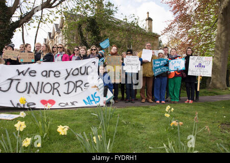 Bath, Großbritannien. 26. April 2016. Bath, Großbritannien. 26. April 2016. Ärzte in der Ausbildung außerhalb der Royal United Hospital in Bath. Sie sind in den Streik gegen neue Verträge, die ihnen durch das Department of Health. Bildnachweis: Beata Cosgrove/Alamy Live-Nachrichten Stockfoto