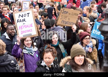 Manchester UK 26. April 2016 Ärzte Junior Rallye in Albert Square vor dem Rathaus im Zentrum von Manchester auf ihren ersten 48-stündigen Streik, nicht teilnehmen, Unfall- und Notfall-Patienten umfasst. Die Ärzte in der Ausbildung akzeptieren keine neuen Staatsauftrag, die sie als weder fair auf sie noch sicher für Patienten zu sehen. Bildnachweis: John Fryer/Alamy Live-Nachrichten Stockfoto