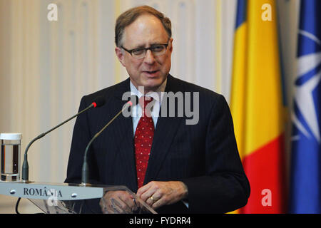 Bukarest, Rumänien. 25. April 2016. NATO Deputy Secretary General Alexander Vershbow spricht auf einer Pressekonferenz in Bukarest, Rumänien, 25. April 2016. NATO Deputy Secretary General Alexander Vershbow wurde in Rumänien an die Wiedervereinigung von den politischen Direktoren der Verteidigungsministerien der NATO-Mitgliedstaaten teilnehmen. © Cristian Cristel/Xinhua/Alamy Live-Nachrichten Stockfoto