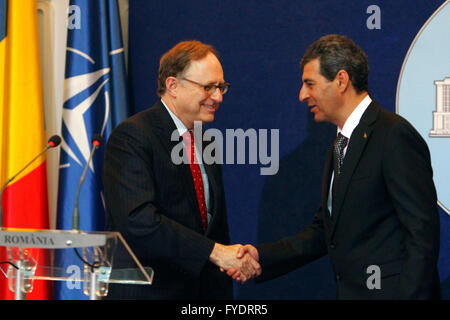 Bukarest, Rumänien. 25. April 2016. NATO Deputy Secretary General Alexander Vershbow (L) und Rumäniens Defence Minister Mihnea Motoc Handschlag in Bukarest, Rumänien, 25. April 2016. NATO Deputy Secretary General Alexander Vershbow wurde in Rumänien an die Wiedervereinigung von den politischen Direktoren der Verteidigungsministerien der NATO-Mitgliedstaaten teilnehmen. © Cristian Cristel/Xinhua/Alamy Live-Nachrichten Stockfoto