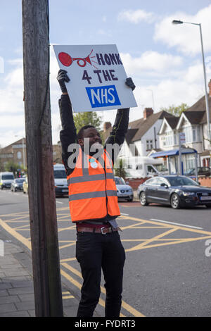 Luton, UK, 26. April 2016. Eine markante junior Hods hält ein Schild liest "4 NHS außerhalb von Luton und Dunstable Krankenhaus Hupen". Bildnachweis: Philip Kirk/Alamy Live-Nachrichten Stockfoto