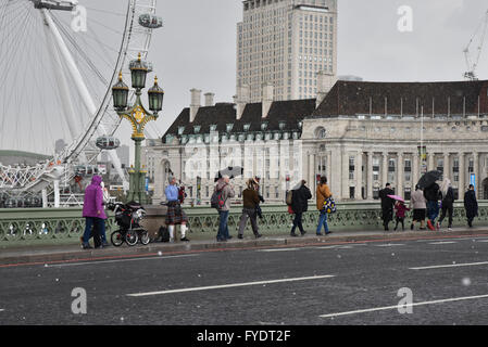 Westminster, London, UK. 26. April 2016. UK-Wetter: Schnee und Graupel in Westminster, London. Bildnachweis: Matthew Chattle/Alamy Live-Nachrichten Stockfoto