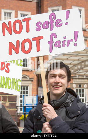 London, UK. 26. April 2016. 48-Stunden Streik der Ärzte in der Ausbildung. Die erste komplett Streik in der Geschichte des NHS ereignete sich heute in England von den Ärzten über die Finanzierung des NHS. Bildnachweis: Jane Campbell/Alamy Live-Nachrichten Stockfoto