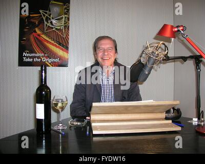 HANDOUT - zeigt das Foto ab 2016 Synchronisation Schauspieler Arne Elsholtz im Tonstudio Livelive in Berlin, Deutschland. Elsholtz, geboren 1944, war eines der wichtigsten deutschen Synchronsprecher Schauspieler, laut seiner Agentur. Er war die deutsche Stimme der US Schauspieler Tom Hanks. Foto: FRANK WILLER/TONSTUDIO LIVELIVE/Dpa (Achtung Redaktion: obligatorische Kredit: Foto: Frank Willer/Tonstudio Livelive/Dpa nur zur redaktionellen Nutzung) Stockfoto