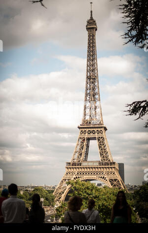 Paris, Frankreich. 13. Juli 2015. Der Eiffelturm, Trocadero gesehen. Es ist das berühmteste Monument von Paris, weltweit bekannt als ein Symbol der Stadt selbst und Frankreich. Es wird jedes Jahr um durchschnittlich etwa fünf Millionen Touristen besucht. © Andrea Ronchini/Pacific Press/Alamy Live-Nachrichten Stockfoto