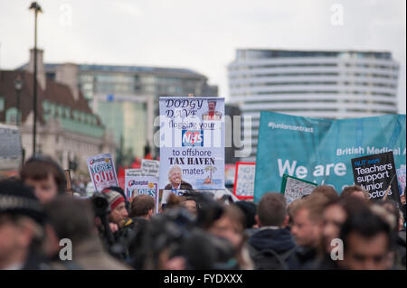 Westminster, London, UK. 26. April 2016. Junior-Ärzte Demo-Marsch von St Thomas' Hospital nach Whitehall zu einer Kundgebung am Montagabend gegenüber Downing Street. Bildnachweis: Malcolm Park Leitartikel/Alamy Live-Nachrichten. Stockfoto