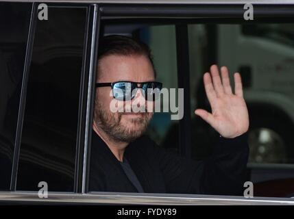 New York, NY, USA. 26. April 2016. Ricky Gervais unterwegs für Promi-Schnappschüsse - di, New York, NY 26. April 2016. Bildnachweis: Derek Sturm/Everett Collection/Alamy Live-Nachrichten Stockfoto