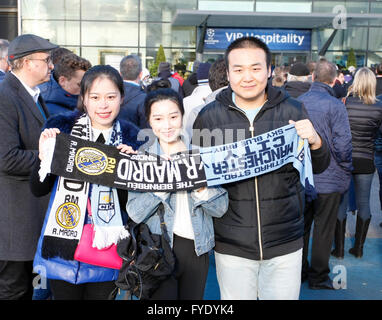 Die Etihad, Manchester, UK. 26. April 2016. UEFA Championsleague. Manchester City und Real Madrid. Manchester City Fans aus China außerhalb der Etihad Stadium vor heute Abend Spiel. Bildnachweis: Aktion Plus Sport/Alamy Live-Nachrichten Stockfoto