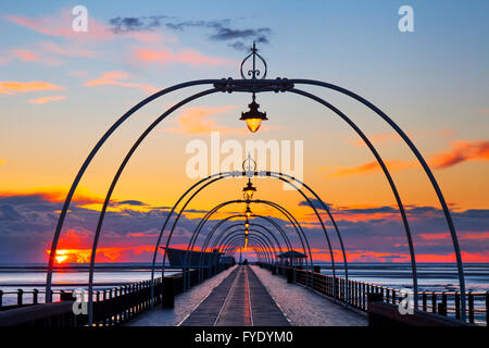 Southport Pier, Merseyside, England. 26. April 2016. Großbritannien Wetter. Sonnenuntergang über der irischen See wie von Southport Strandpromenade Blick auf den Pier und den umfangreichen Sand des Kurorts ausgesetzt bei Niedrigwasser zu sehen. Bildnachweis: Mar Photographics/Alamy Live-Nachrichten Stockfoto