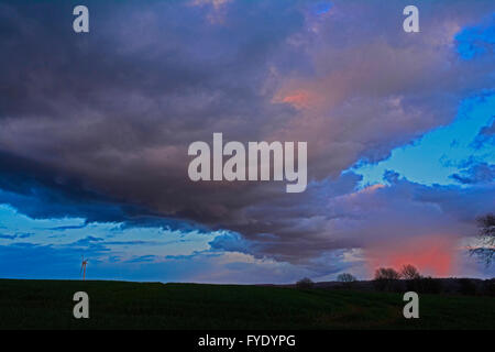Großbritannien Wetter. am frühen Abend Sonnenuntergang mit threating Gewitterwolken über Green Erz in Somerset in der Nähe der Stadt Wells. Robert Timoney/AlamyliveNews. Stockfoto