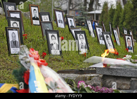 Kiew, Ukraine. 26. April 2016. Porträts von verlorenen Liquidatoren, Opfer der Reaktorkatastrophe von Tschernobyl an der Chernobyl Opfer Gedenkstätte. Ukrainische markieren den 30. Jahrestag der Tragödie von Tschernobyl, der größte Unfall in der Geschichte der Kernenergie, die Tausende getötet. Bildnachweis: Vasyl Shevchenko/Pacific Press/Alamy Live-Nachrichten Stockfoto