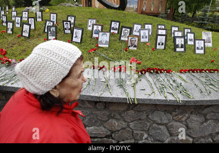 Kiew, Ukraine. 26. April 2016. Eine ukrainische Frau auf der Suche auf Porträts von verlorenen Liquidatoren, Opfer der Reaktorkatastrophe von Tschernobyl an der Chernobyl Opfer Gedenkstätte. Ukrainische markieren den 30. Jahrestag der Tragödie von Tschernobyl, der größte Unfall in der Geschichte der Kernenergie, die Tausende getötet. Bildnachweis: Vasyl Shevchenko/Pacific Press/Alamy Live-Nachrichten Stockfoto