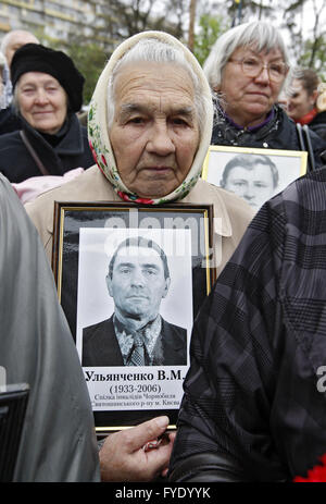 Kiew, Ukraine. 26. April 2016. Ukrainische Frauen halten Porträts von verlorenen Verwandten, Opfer der Reaktorkatastrophe von Tschernobyl, in der Nähe der Chernobyl Opfer Memorial Komplex. Ukrainische markieren den 30. Jahrestag der Tragödie von Tschernobyl, der größte Unfall in der Geschichte der Kernenergie, die Tausende getötet. Bildnachweis: Vasyl Shevchenko/Pacific Press/Alamy Live-Nachrichten Stockfoto