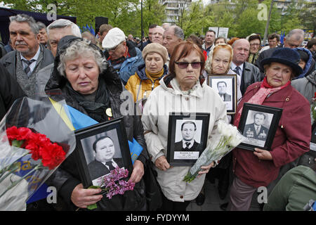 Kiew, Ukraine. 26. April 2016. Ukrainische Frauen hält Porträts von verlorenen Verwandten, Opfer der Reaktorkatastrophe von Tschernobyl in der Nähe des Chernobyl Opfer Memorial Komplexes. Ukrainische markieren den 30. Jahrestag der Tragödie von Tschernobyl, der größte Unfall in der Geschichte der Kernenergie, die Tausende getötet. Bildnachweis: Vasyl Shevchenko/Pacific Press/Alamy Live-Nachrichten Stockfoto