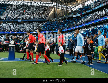 Die Etihad, Manchester, UK. 26. April 2016. UEFA Championsleague. Manchester City und Real Madrid. Schiedsrichter Cüneyt Çakir (Türkei) und seine Mitarbeiter führen die beiden Mannschaften vor dem Kick off. Bildnachweis: Aktion Plus Sport/Alamy Live-Nachrichten Stockfoto