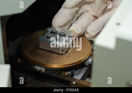 Jakarta Selatan, Indonesien. 26. April 2016. Die Forscher Einsätze innerhalb der Rasterelektronenmikroskopie "SEM" Maschine den Rock-Inhaber. SEM wird verwendet, um Gestein Mineralien bis zu 1µm analysieren. Es kann 300.000 x als üblich zoom Mikroskop zu polarisieren. © Anton rexha/Pacific Press/Alamy Live-Nachrichten Stockfoto